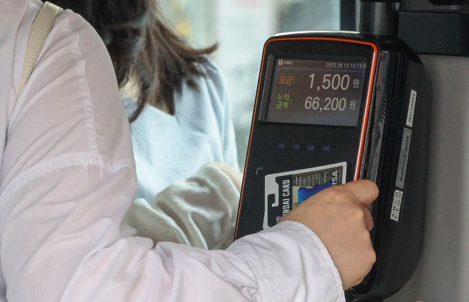 기본요금(일반 카드 기준)이 1500원으로 오른 서울의 한 지선 버스에 시민이 탑승하고 있는 모습. 서울 시내버스 기본요금은 12일 오전 3시부터 300원 인상됐다. 최상수 기자