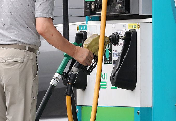 13일 서울 시내 한 주유소에서 운전자가 주유를 하고 있다. 뉴스1