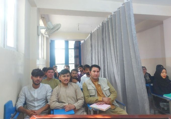 탈레반이 아프가니스탄 정권을 재장악한 직후인 2021년 9월 카불의 한 대학 강의실에 남녀 학생 구분을 위한 가림막이 설치돼 있다. 세계일보 자료사진