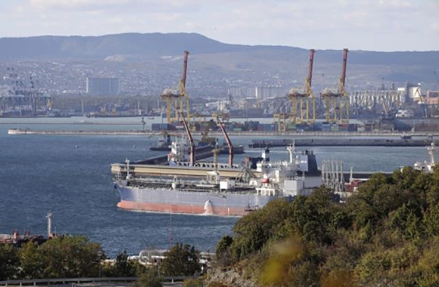 정박 중인 러시아 유조선. AP연합뉴스