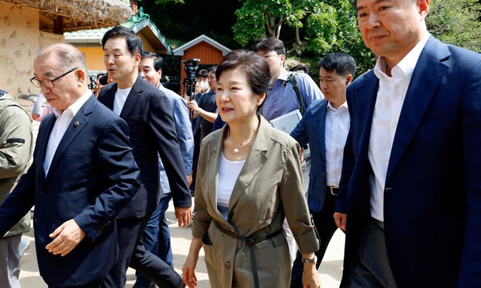 박근혜 전 대통령이 15일 경북 구미시 상모동 박정희 전 대통령 생가를 방문하고 있다. 연합뉴스