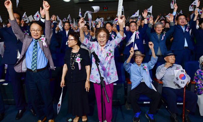 15일 광주시청에서 열린 제78주년 광복절 경축식에서 일제강제노역 피해자 양금덕 할머니와 참가자들이 만세 삼창을 하고 있다. 뉴시스