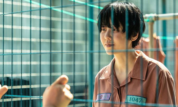 긴 시간을 교도소에서 보낸 뒤, 모든 걸 초탈한 듯 초점 없는 눈을 한 김모미C 역을 맡은 고현정