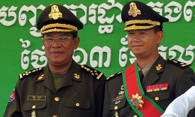 훈센 총리(왼쪽)와 그의 아들 훈마넷이 2009년 10월 13일 캄보디아 프놈펜에서 열린 군사 퍼레이드를 참관하고 있다. 프놈펜=AFP연합뉴스