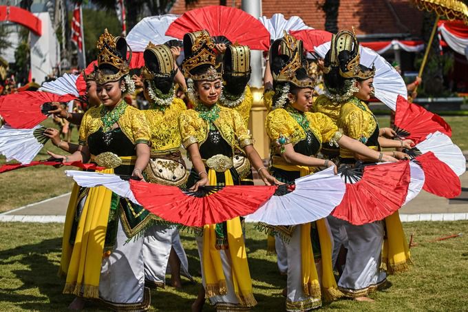 17일 인도네시아 수라바야에서 개최된 78주년 독립기념식 행상에서 참가자들이 전통 부채춤을 펼치고 있다. 수라바야=AFP연합뉴스