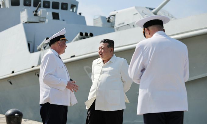 북한 노동당 기관지 노동신문은 21일 김정은 총비서가 오중흡 7연대 칭호를 수여 받은 조선인민군 해군동해함대 근위 제2수상함 전대를 시찰하고, 경비함 해병들의 전략순항미사일 발사 훈련을 참관했다고 보도했다. 뉴스1