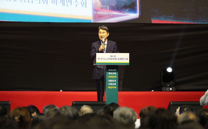 이주호 사회부총리 겸 교육부 장관이 지난 17일 충북 청주시 청주대학교에서 열린 제62회 한국초등교장협의회 하계연수회에서 발언하고 있다. 청주=연합뉴스