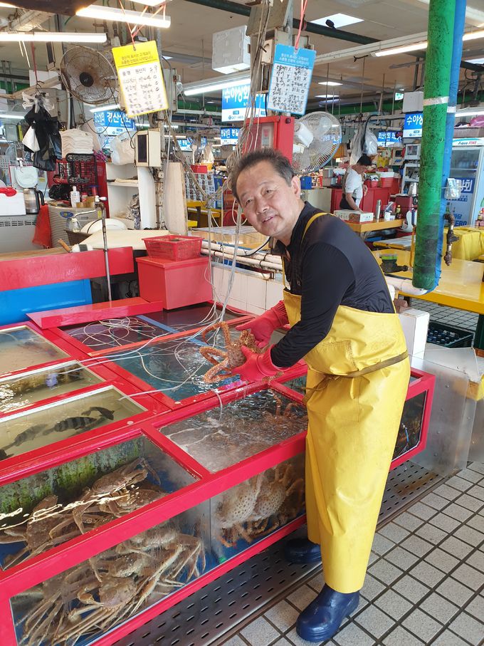 부산 자갈치 신동아수산물종합시장에서 40년째 활어를 판매하고 있는 박동규 사장이 수산물을 정리하고 있다.