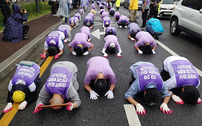 10.29이태원 참사 유가족협의회와 불교, 천주교, 기독교, 원불교 단체원들이 22일 오전 서울 중구 서울광장 10.29 이태원 참사 분향소에서 10.29 이태원참사 진상규명 특별법 제정 촉구 및 300일 추모 4대 종교 삼보일배 행진을 하고 있다.