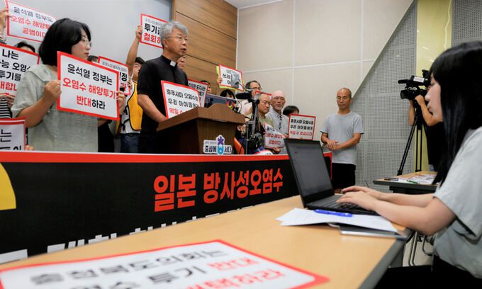 청주충북환경운동연합 등 19개 단체가 23일 충북도청에서 기자회견을 열어 일본의 오염수 해양 투기 중단을 촉구하고 있다. 뉴시스