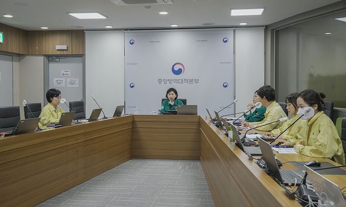 지영미 질병관리청장(가운데)이 23일 충북 청주 질병관리청에서 열린 중앙사고수습본부 회의에서 발언하고 있다. 질병관리청 제공