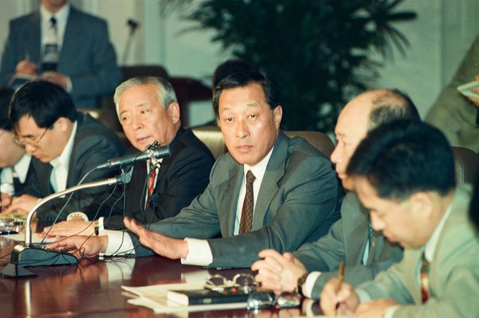 지난 1995년 4월 21일 열린 기자회견에서 정치활동에 전념하기 위해 쌍용회장직을 사임하겠다고 밝히는 김석원 전 쌍용그룹 회장. 연합뉴스