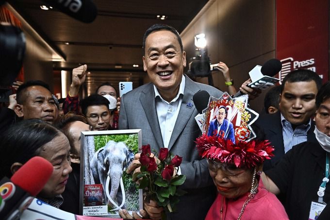 세타 타위신 태국 신임 총리가 23일 프아타이당 당사에서 지지자들에 둘러싸여 있다. 방콕=AFP연합뉴스