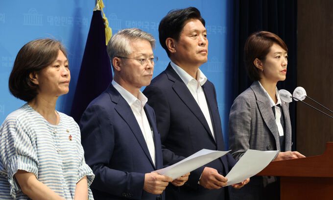 더불어민주당 의원들이 25일 국회에서 이동관 방송통신위원장 임명 관련 기자회견을 하고 있다. 연합뉴스