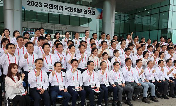 국민의힘 김기현 대표와 윤재옥 원내대표를 비롯한 의원들이 28일 인천 중구 인천국제공항공사 인재개발원에서 열린 2023 국민의힘 국회의원 연찬회에서 기념 촬영을 하고 있다. 연합뉴스