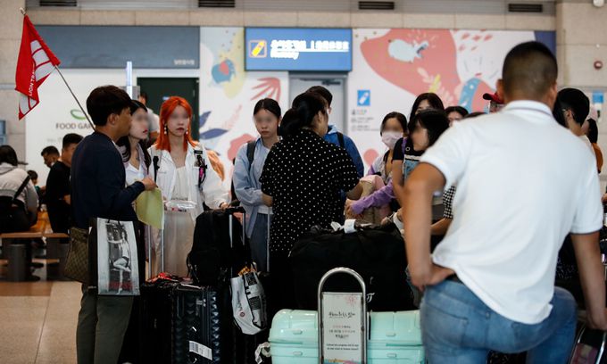 중국인 단체여행객들이 공항에 모여 대기하고 있는 모습. 연합뉴스