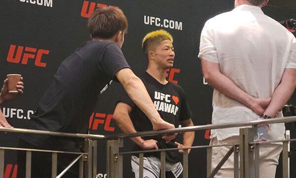 성공적인 데뷔전을 치른 나카무라 린야가 26일 싱가포르 인도어스타디움에서 일본 언론과 인터뷰를 하고 있다. 싱가포르=정필재 기자