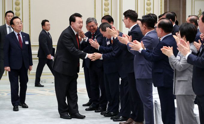 윤석열 대통령이 29일 청와대 영빈관에서 열린 제21기 민주평화통일자문회의 간부위원과의 통일대화에 입장하며 참석자들과 인사하고 있다. 뉴시스