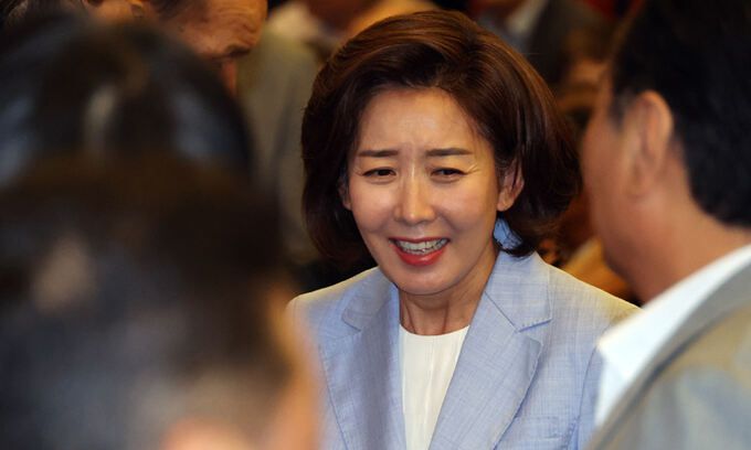 지난 24일 국회에서 열린 ''인구와 기후 그리고 내일'' 창립포럼에서 나경원 이사장이 참석자들과 인사하고 있다. 연합뉴스