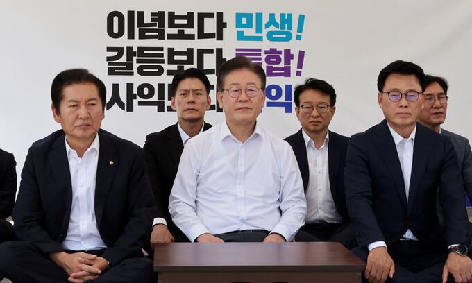 더불어민주당 이재명 대표(가운데)가 31일 서울 여의도 국회 본청 앞에서 단식을 하고 있다. 이 대표는 이날 취임 1주년 기자간담회에서 “사즉생의 각오로 민주주의 파괴를 막아내겠다”며 “마지막 수단으로 오늘부터 무기한 단식을 시작한다”고 밝혔다. 이제원 선임기자