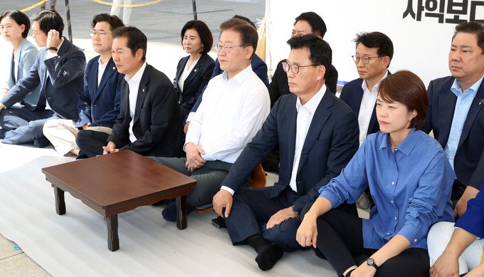 이재명 더불어민주당 대표가 31일 오후 서울 여의도 국회 본청 앞에서 무기한 단식에 돌입했다. 뉴시스