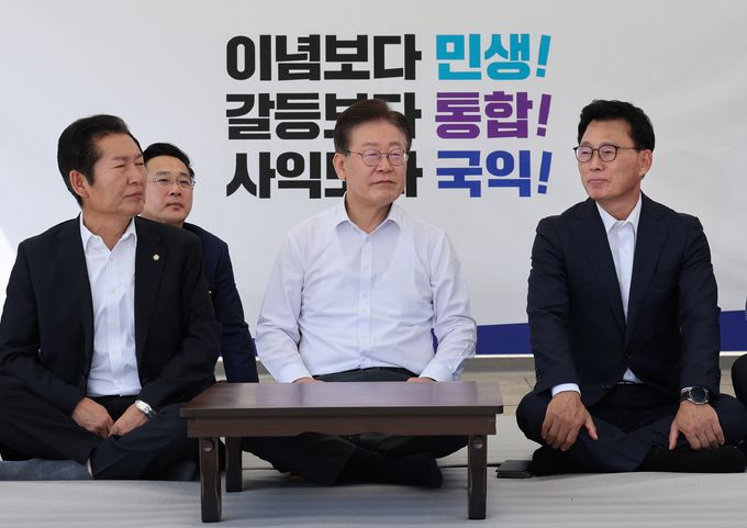 이재명 더불어민주당 대표가 31일 오후 서울 여의도 국회 본청 앞에서 단식을 시작하고 있다. 뉴스1