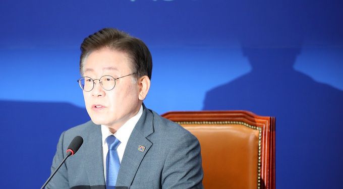 이재명 더불어민주당 대표가 31일 오전 서울 여의도 국회에서 열린 당 대표 취임 1주년 기자간담회에서 발언을 하고 있다. 뉴시스