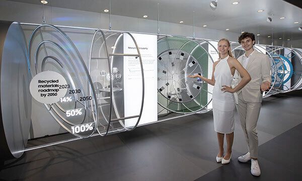‘IFA 2023’이 열리는 독일 ‘메세 베를린’ 위치한 삼성전자 전시관 입구에 마련된 지속가능존에서 삼성전자 모델이 재활용 소재를 적용한 다양한 삼성 제품을 소개하고 있다.    삼성전자 제공