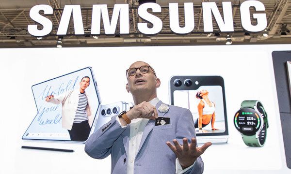 삼성전자 구주총괄 마케팅팀장 벤자민 브라운 상무가 독일 베를린에서 열리는 유럽 최대 가전전시회 ‘IFA 2023’ 개막에 앞서 지난달 31일 개최된 ‘삼성 프레스 컨퍼런스’에서 ‘갤럭시 Z 플립5’와 ‘갤럭시 Z 폴드5’의 유럽 초기 판매가 신기록을 달성하고 있다고 밝히고 있다. 삼성전자 제공