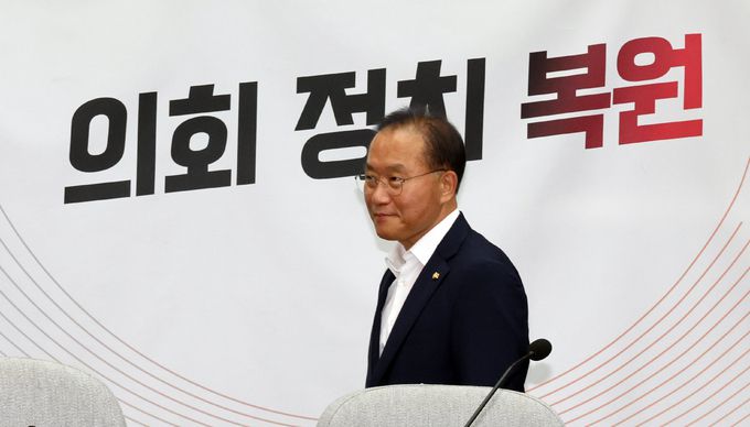 국민의힘 윤재옥 원내대표가 1일 국회에서 열린 원내대책회의에 참석하고 있다.    연합뉴스