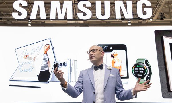 삼성전자 구주총괄 마케팅팀장 벤자민 브라운 상무가 독일 베를린에서 열리는 유럽 최대 가전전시회 ‘IFA 2023’ 개막에 앞서 지난달 31일 개최된 ‘삼성 프레스 컨퍼런스’에서 ‘갤럭시 Z 플립5’와 ‘갤럭시 Z 폴드5’의 유럽 초기 판매가 신기록을 달성하고 있다고 밝히고 있다. 삼성전자 제공