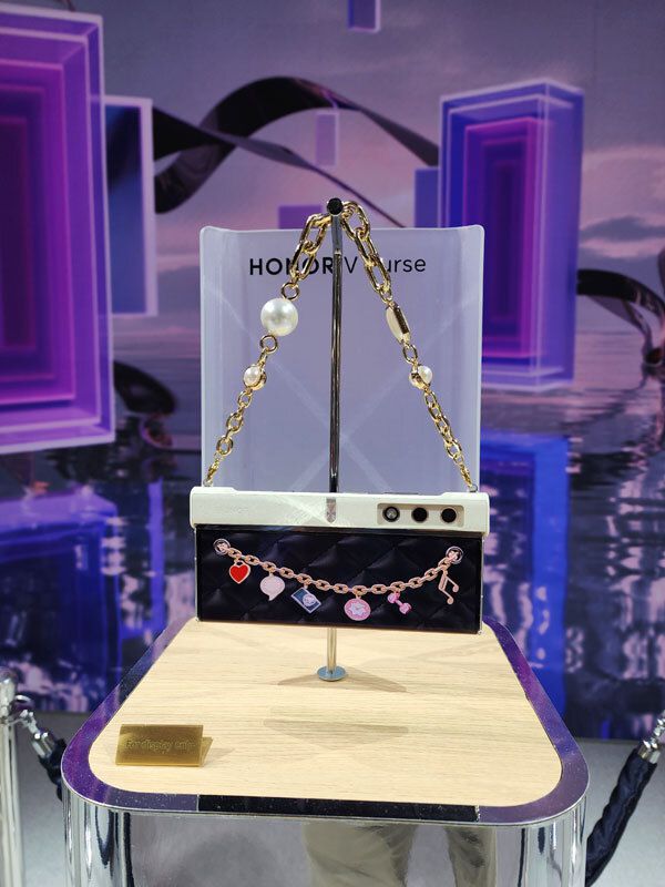 아너가 ‘IFA 2023’에서 공개한 클러치백 모양의 폴더블폰 ‘브이 펄스’(V PURSE) 모습. 삼성전자 폴더블 시리즈와는 달리 디스플레이가 바깥쪽으로 접힌다. 내년 상반기 시장 출시 예정으로, 전시장에서 관람객들은 V펄스를 펴보거나 접어보지 못한 채 눈으로만 볼 수 있었다. 전시장의 아너 관계자는 “이건 저도 못 만진다”라고 말했다.    베를린=이동수 기자