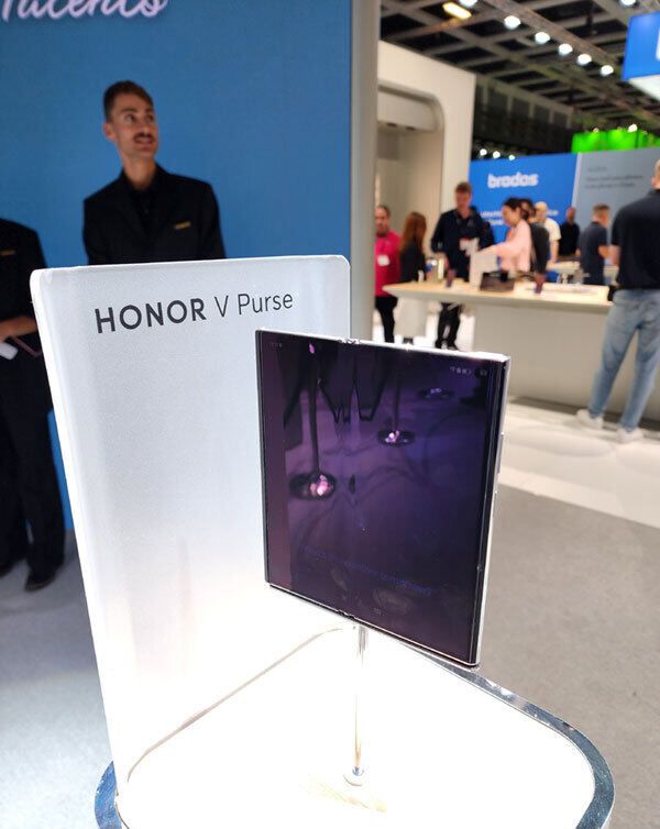 아너가 ‘IFA 2023’에서 공개한 클러치백 모양의 폴더블폰 ‘브이 펄스’(V PURSE) 모습. 삼성전자 폴더블 시리즈와는 달리 디스플레이가 바깥쪽으로 접힌다. 내년 상반기 시장 출시 예정으로, 전시장에서 관람객들은 V펄스를 펴보거나 접어보지 못한 채 눈으로만 볼 수 있었다. 전시장의 아너 관계자는 “이건 저도 못 만진다”라고 말했다.    베를린=이동수 기자