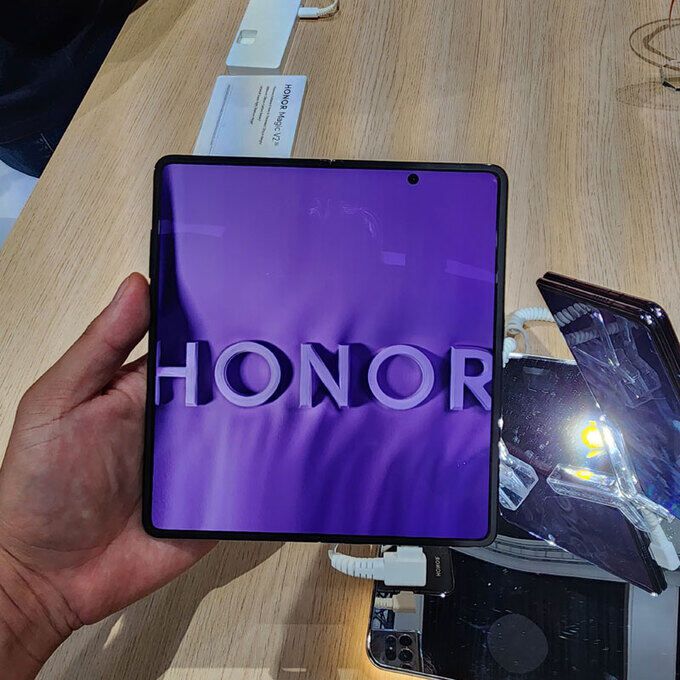 매직V2는 펼쳤을 때 화면 대각선 길이가 7.92인치, 접었을 때 외부 디스플레이의 대각선 길이가 6.43인치다. 애플리케이션 프로세서(AP)는 삼성 갤럭시 S23 시리즈와 마찬가지로 퀄컴의 스냅드래곤8 2세대가 탑재됐다. 다만 무선충전, 방수 기능은 지원하지 않는다.   베를린=이동수 기자