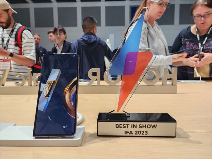 아너가 지난 7월 출시해 IFA 2023에 전시한 매직V2 모습. 이번 IFA에서 ‘베스트 인 쇼’ 상을 받았다. 베를린=이동수 기자