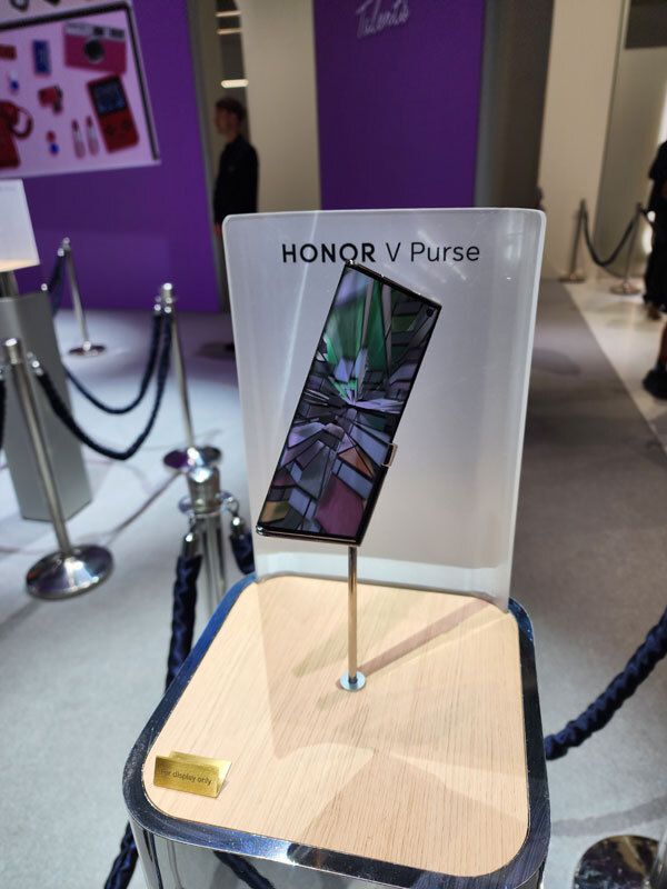 아너가 ‘IFA 2023’에서 공개한 클러치백 모양의 폴더블폰 ‘브이 펄스’(V PURSE) 모습. 삼성전자 폴더블 시리즈와는 달리 디스플레이가 바깥쪽으로 접힌다. 내년 상반기 시장 출시 예정으로, 전시장에서 관람객들은 V펄스를 펴보거나 접어보지 못한 채 눈으로만 볼 수 있었다. 전시장의 아너 관계자는 “이건 저도 못 만진다”라고 말했다.    베를린=이동수 기자