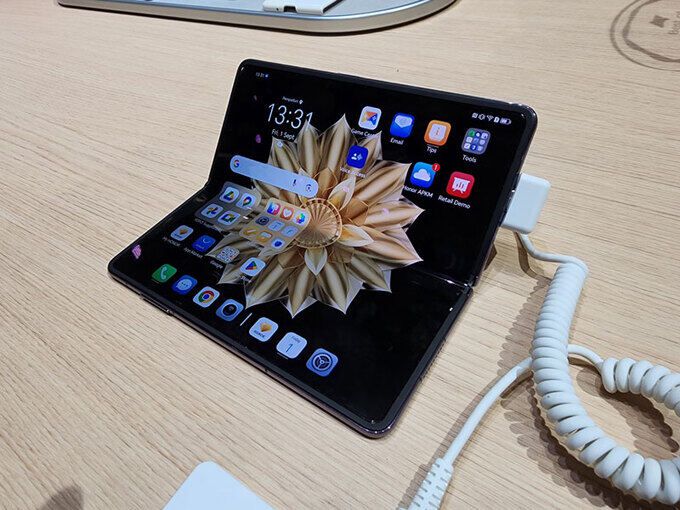 아너의 매직V2는 삼성전자의 갤럭시 Z폴드5보다 얇고 가볍다는 점을 내세웠지만 Z폴드5의 ‘프리스탑 힌지’는 반영되지 않았다. 프리스탑 힌지는 삼성전자 폴더블폰의 고유 기능으로, 사용자는 원하는 각도에서 기기를 세울 수 있게 한다. 매직V2는 일정 각도에 이르면 핸드폰이 저절로 닫히거나 펴지는 등 원하는 각도에서 기기를 세울 수 없었다.    베를린=이동수 기자