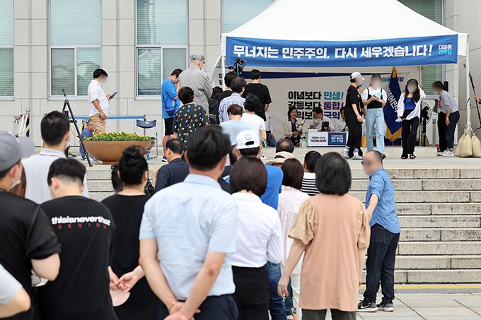 3일 오후 서울 여의도 국회 본청 앞에서 나흘째 단식 중인 이재명 더불어민주당 대표를 응원하기 위해 지지자들이 줄지어 서 있다. 뉴스1