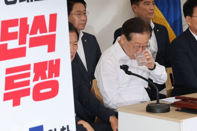 더불어민주당 이재명 대표가 4일 국회 앞 단식투쟁 천막에서 열린 최고위원회의에서 물을 마시고 있다. 연합뉴스