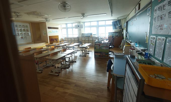 재량휴업에 텅 빈 교실 서울 서이초 교사 49재 추모일을 ‘공교육 멈춤의 날’로 정한 4일 인천 한 초등학교가 재량 휴업에 들어가면서 교실이 비어 있다. 인천=연합뉴스