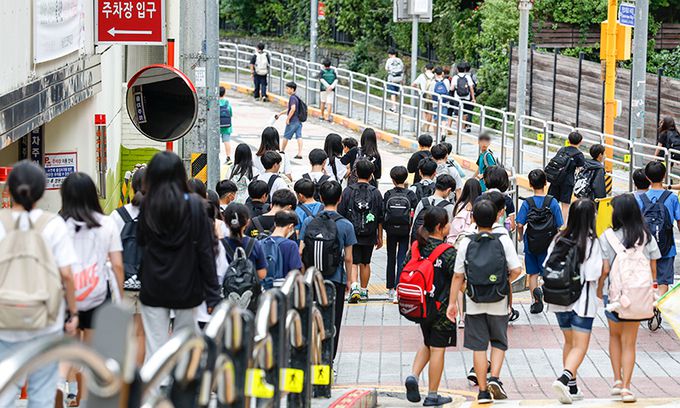 단축수업에 하교하는 학생들 서이초 교사의 49재인 4일 서울시내 한 초등학교에서 1교시를 마친 학생들이 하교하고 있다. 교사들은 이날을 ‘공교육 멈춤의 날’로 정하고 도심 대규모 집회를 예고했다. 뉴시스