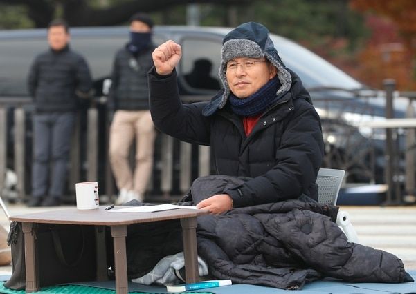 2019년 11월 당시 황교안 자유한국당 대표가 청와대 앞 분수대 광장에서 단식 투댕을 하고 있다. 연합뉴스