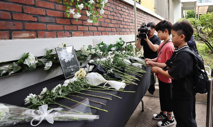 “하늘에선 편안하시길” 서이초 교사 49재 추모제가 열린 4일 서울 서초구 서이초등학교 추모 공간에서 어린 학생들이 꽃을 헌화하고 있다. 교사들이 ‘공교육 멈춤의 날’이라고 이름 붙인 이날 전국 각 지역에서는 고인을 추모하고 교권 회복을 촉구하는 집회가 이어졌다. 남정탁 기자