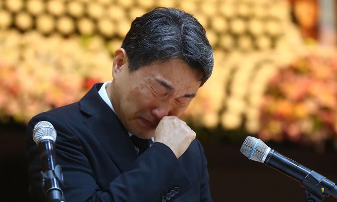 4일 서울 서초구 서이초등학교에서 서이초 사망 교사 49재 추모제가 열린 가운데 이주호 사회부총리 겸 교육부 장관이 추모사를 하던 중 눈물을 흘리고 있다. 공동취재사진