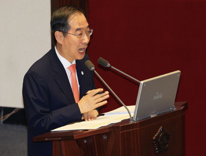 한덕수 국무총리가 5일 서울 여의도 국회에서 정치 분야에 관한 대정부질문에서 더불어민주당 설훈 의원의 질의에 답하고 있다.    연합뉴스