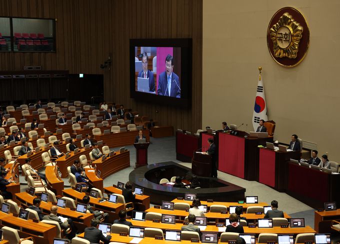 설훈 더불어민주당 의원이 5일 오후 서울 여의도 국회에서 열린 정치분야 대정부질문에서 한덕수 국무총리에게 질의를 하고 있다.    뉴스1