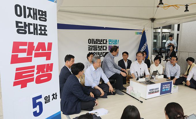 이해찬 더불어민주당 상임고문이 4일 오후 서울 여의도 국회 본청앞 단식투쟁천막을 찾아 이재명 대표와 이야기를 나누고 있다. 뉴스1