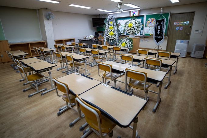 서울 서이초등학교 교사의 49재 추모일인 지난 4일 서울 서이초등학교 교실에 근조 화환과 추모의 메시지가 놓여져 있다. 공동취재사진