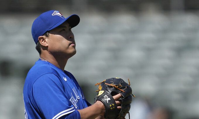 6일(현지시간) 미국 메이저리그 토론토 블루제이스의 투수 류현진이 오클랜드 애슬레틱스의 카를로스 페레스에게 2점 홈런을 맞은 뒤 모습. AP연합뉴스