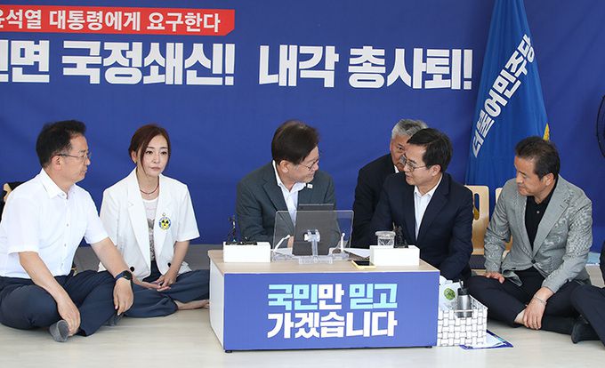 단식 9일차를 맞는 이재명 더불어민주당 대표가 8일 오후 서울 여의도 국회 본관 앞에 마련된 단식농성장을 찾은 김동연 경기도 도지사를 만나 이야기를 나누고 있다. 뉴스1